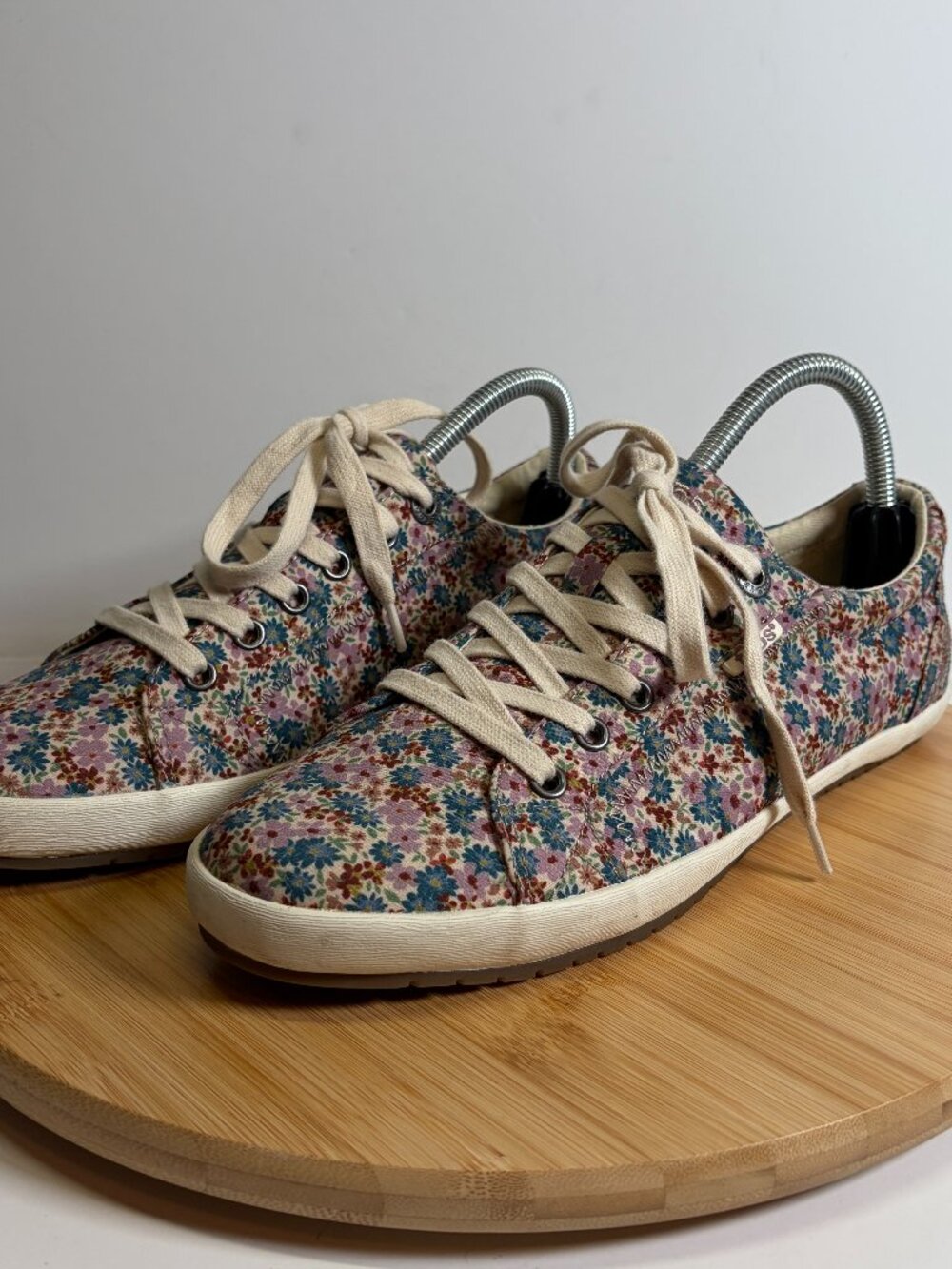 Taos Women 9.5 Blue Purple Floral Star Sneaker Low Profile Lace Up Casual Boho